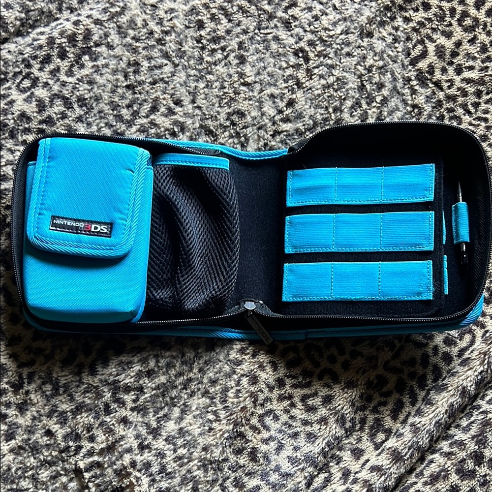 Retro Nintendo 3DS Blue Carrying Case